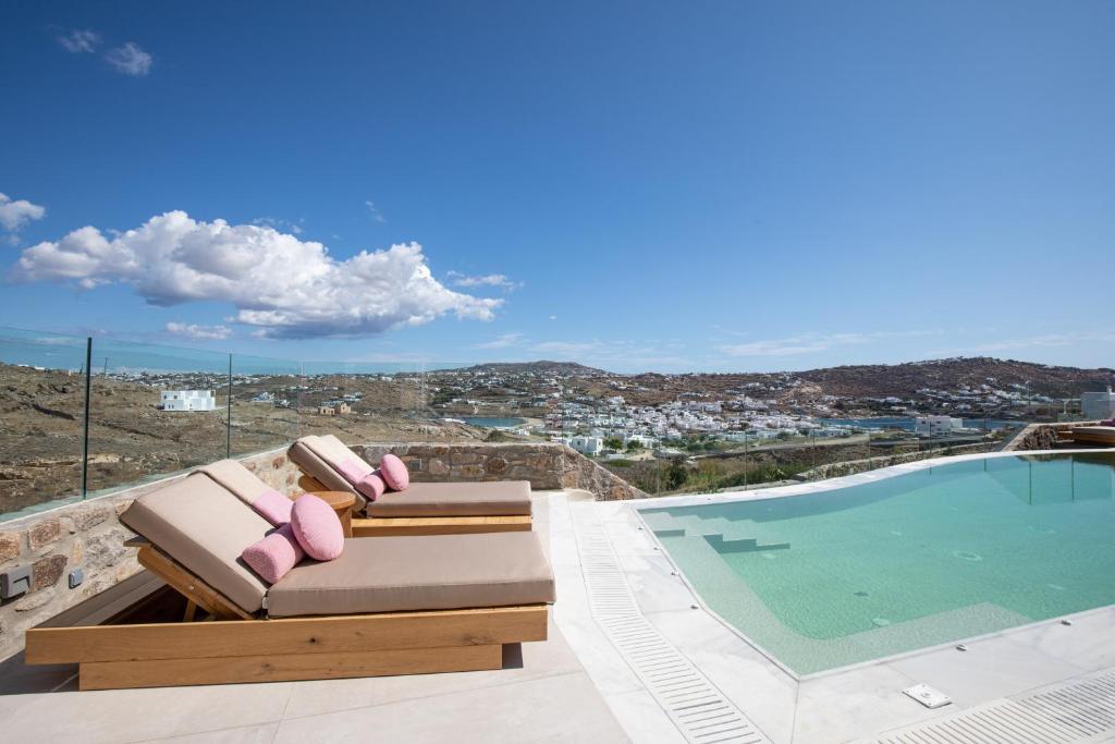 een villa met uitzicht op een zwembad bij Due Mari Mykonos in Agios Ioannis Mykonos