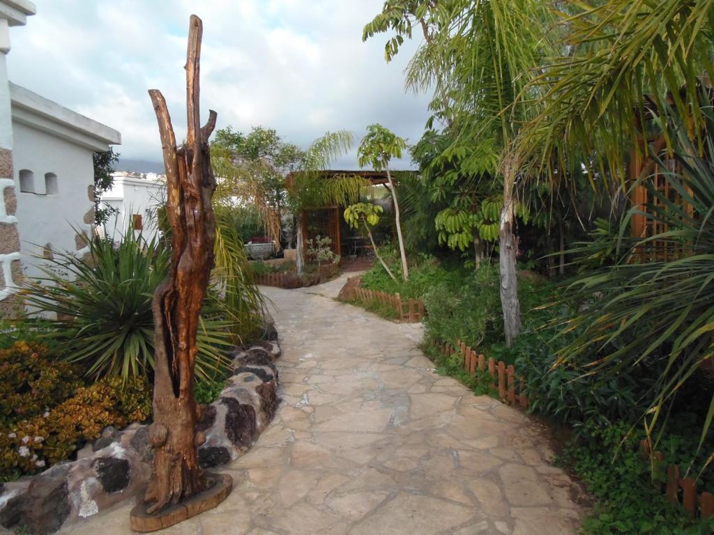 une passerelle dans un jardin planté de palmiers dans l'établissement El Cerro de la Luna, à Arona