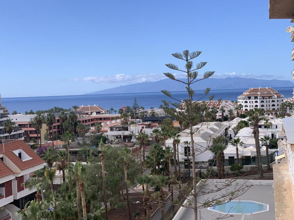 - une vue sur la ville et l'océan depuis un bâtiment dans l'établissement Superb seaview apartment in Playa de Las Americas, à Playa de las Americas