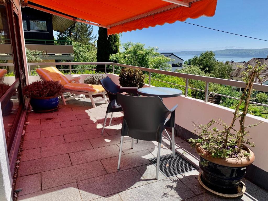 d'une terrasse avec des chaises et une table sur un balcon. dans l'établissement La Terrasse, à Sipplingen
