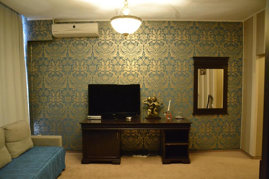 Televízia a/alebo spoločenská miestnosť v ubytovaní Hotel Condor