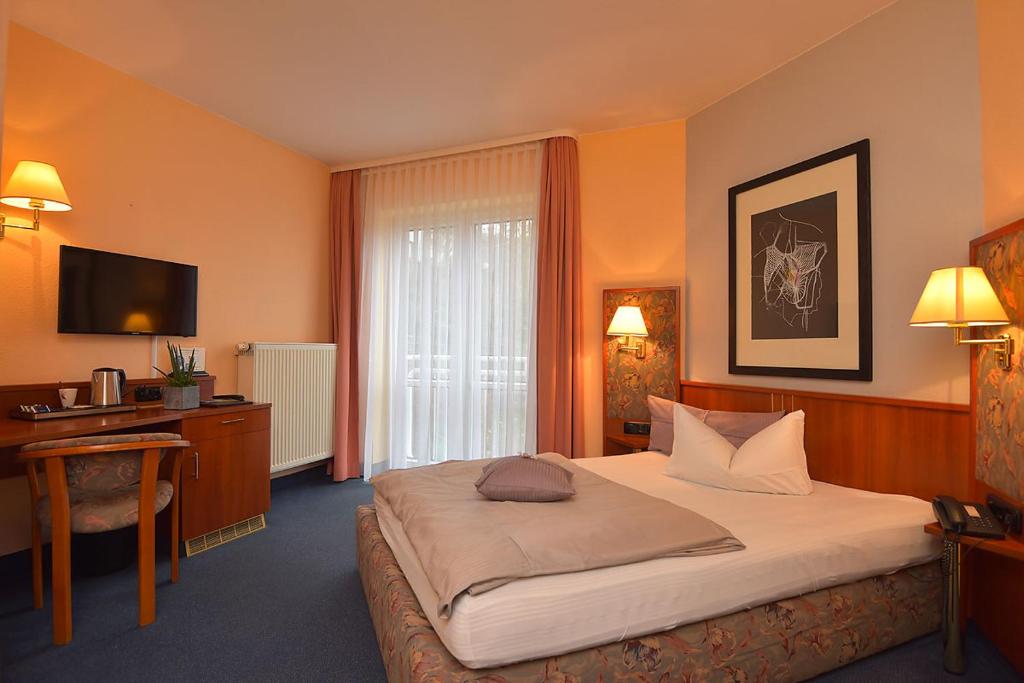 Postel nebo postele na pokoji v ubytování AltstadtHotel an der Werra