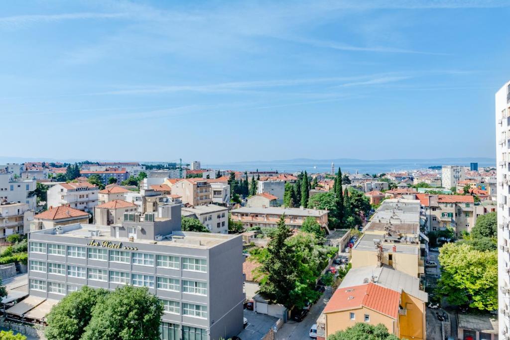 Nespecifikovaný výhled na destinaci Split nebo výhled na město při pohledu z penzionu