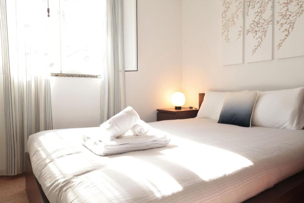 Uma cama ou camas num quarto em LovelyStay - Flats in VRSA Historical Center