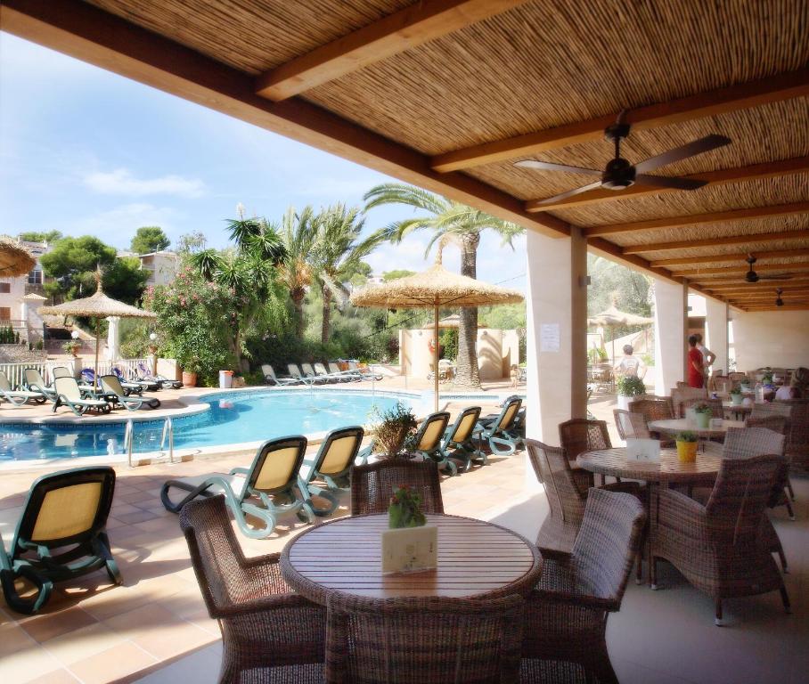 Бассейн в Hotel Apartamentos Cala Santanyi или поблизости