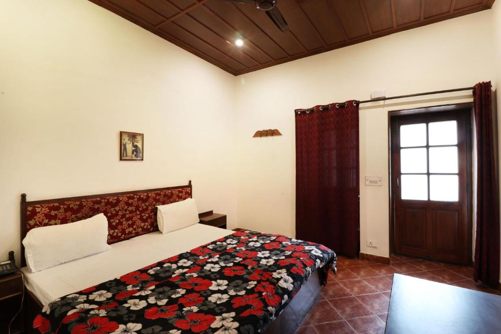 Postel nebo postele na pokoji v ubytování Hotel Himalayan Club