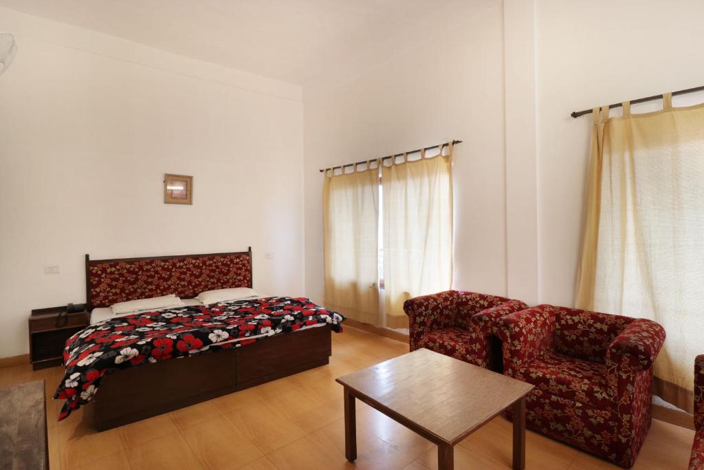 Postel nebo postele na pokoji v ubytování Hotel Himalayan Club