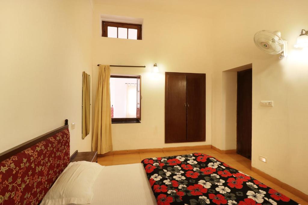 Postel nebo postele na pokoji v ubytování Hotel Himalayan Club