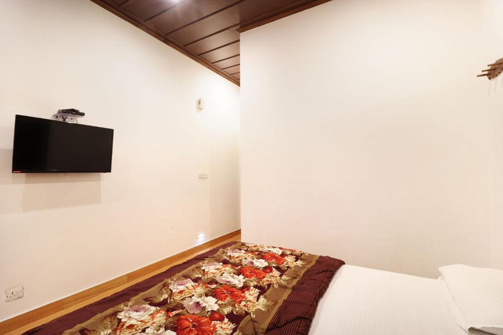 TV a/nebo společenská místnost v ubytování Hotel Himalayan Club
