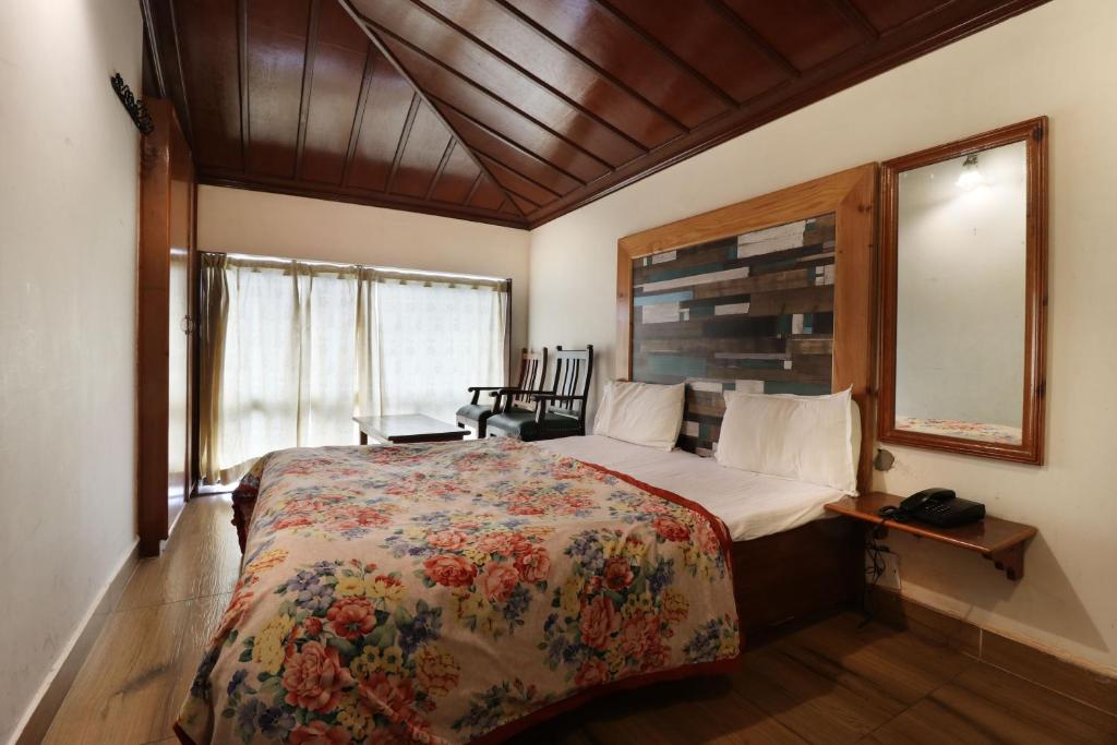 Postel nebo postele na pokoji v ubytování Hotel Himalayan Club