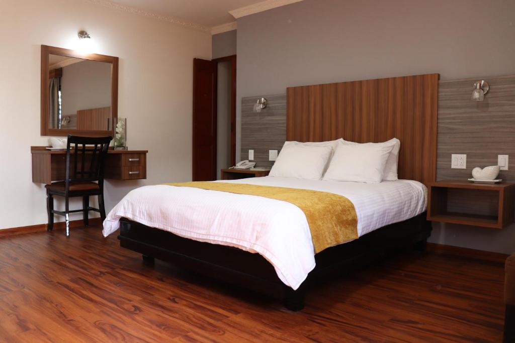 Postel nebo postele na pokoji v ubytování Hotel Puerta del Sol