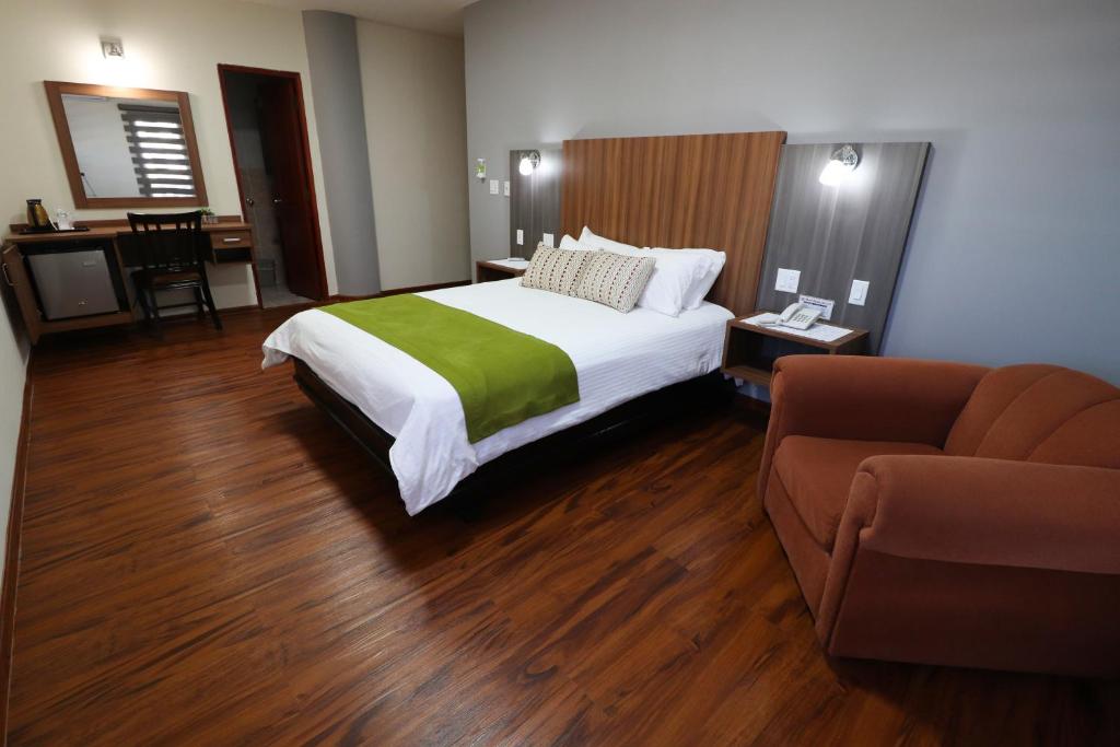 Postel nebo postele na pokoji v ubytování Hotel Puerta del Sol