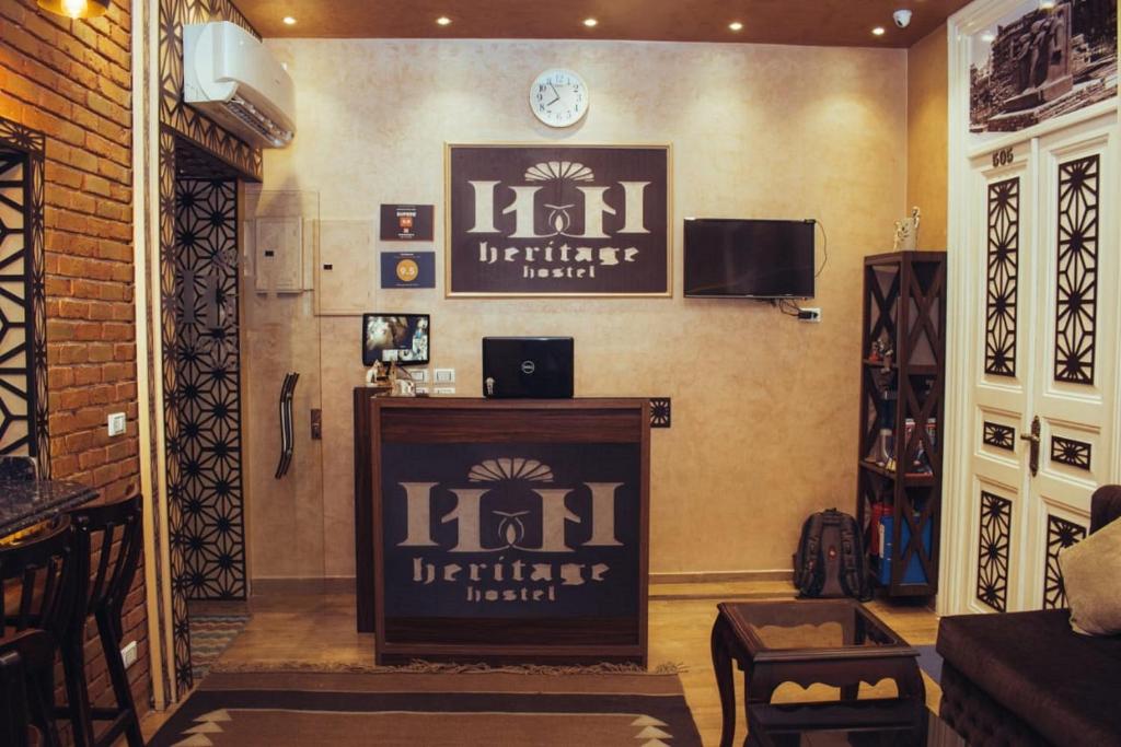 Heritage Hostel Cairo في القاهرة: وجود بار على جدار الغرفة