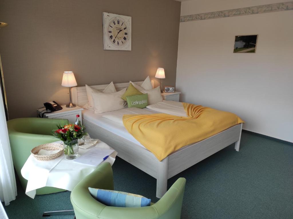 Postel nebo postele na pokoji v ubytování Hotel Diekseequell Superior am Dieksee
