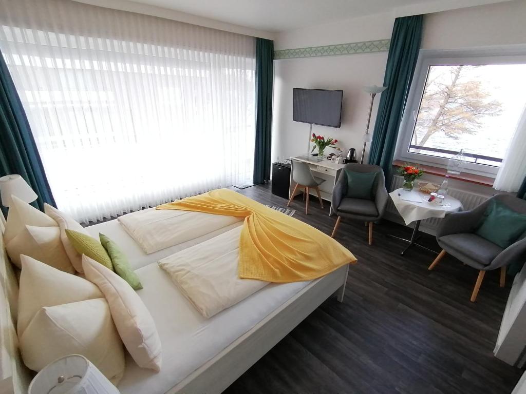 Postel nebo postele na pokoji v ubytování Hotel Diekseequell Superior am Dieksee