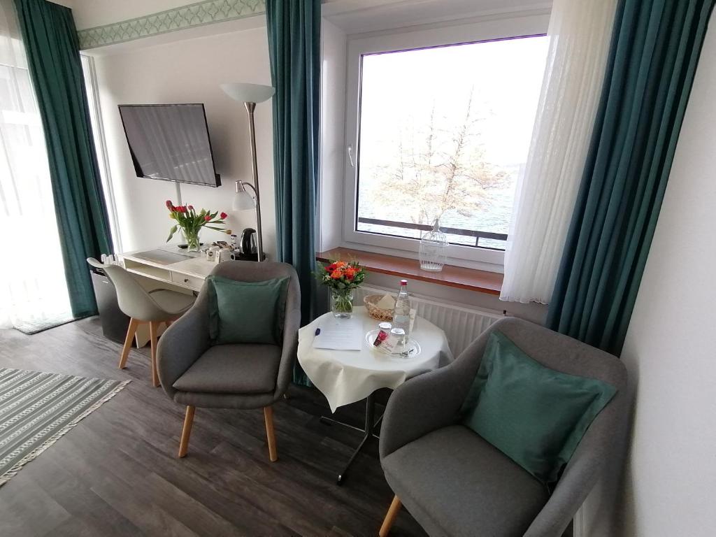 Posezení v ubytování Hotel Diekseequell Superior am Dieksee