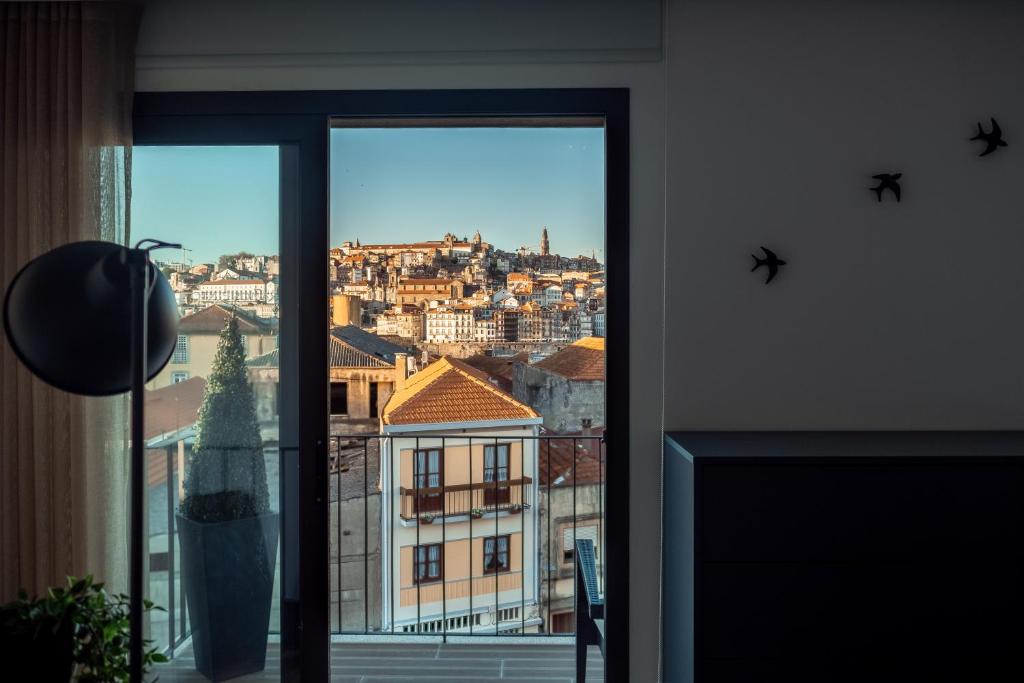 una ventana con vistas a la ciudad en Villa Teresa apartamentos en Vila Nova de Gaia