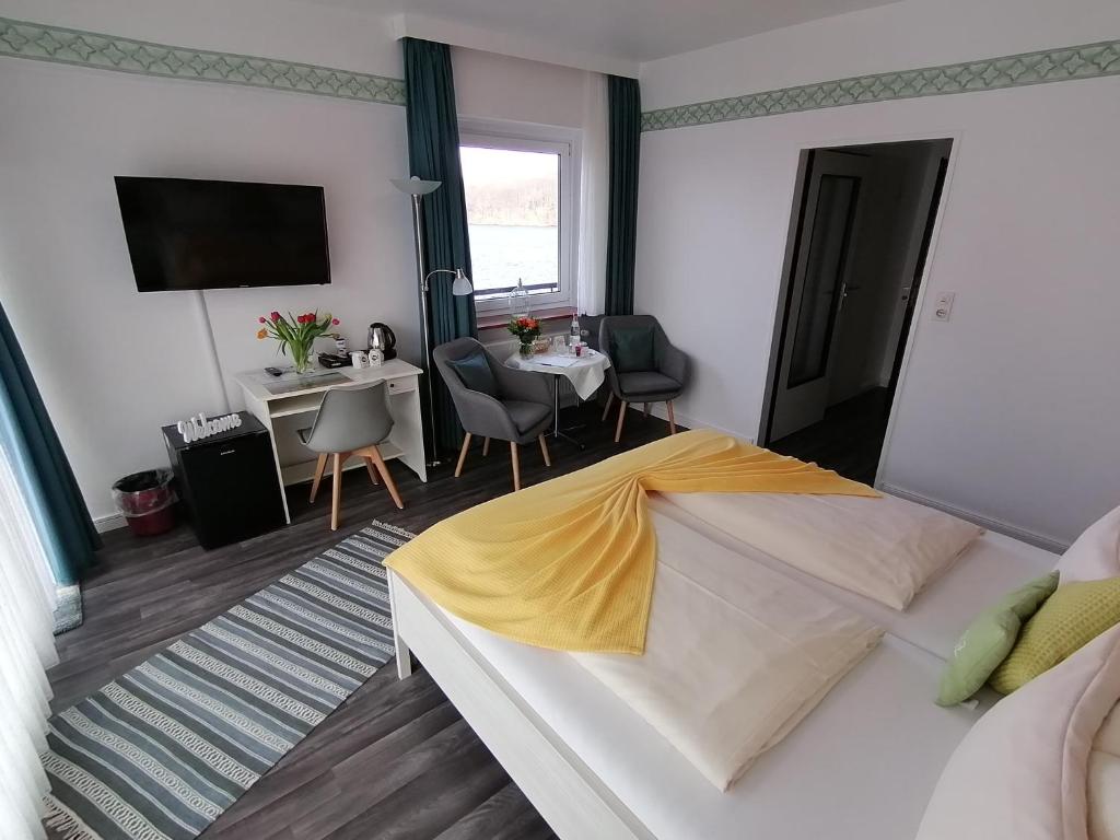 Postel nebo postele na pokoji v ubytování Hotel Diekseequell Superior am Dieksee