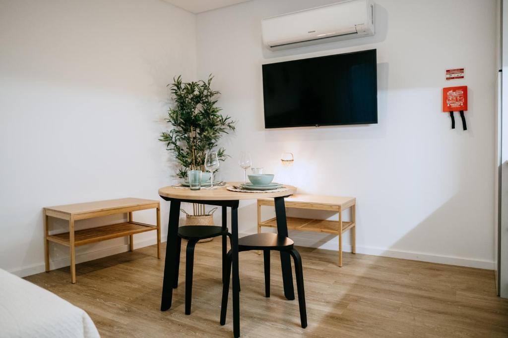 Uma TV ou centro de entretenimento em Villa Teresa apartamentos