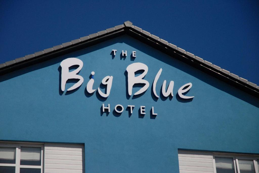 una señal en el lado de un gran hotel azul en The Big Blue Hotel - Blackpool Pleasure Beach, en Blackpool