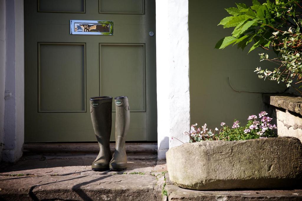um par de botas de borracha sentadas em frente a uma porta em Seventeen The Town House Bath em Bath