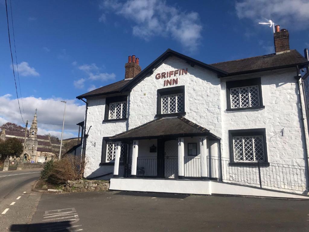 um edifício branco ao lado de uma rua em Griffin Inn em Ruthin