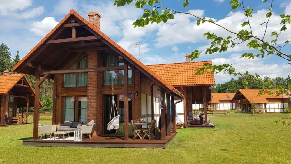 domek z bali z oranżerią i domem w obiekcie Ostoja Bukowo 20 Kaszuby, Miętowa Żaba w mieście Borowy Młyn