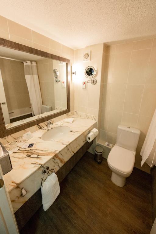 Holiday Inn Newport, an IHG Hotel - Premium King Room