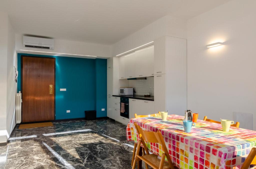 Kuchyňa alebo kuchynka v ubytovaní JOIVY Spacious Apt for 6, Near Train Station and Beach