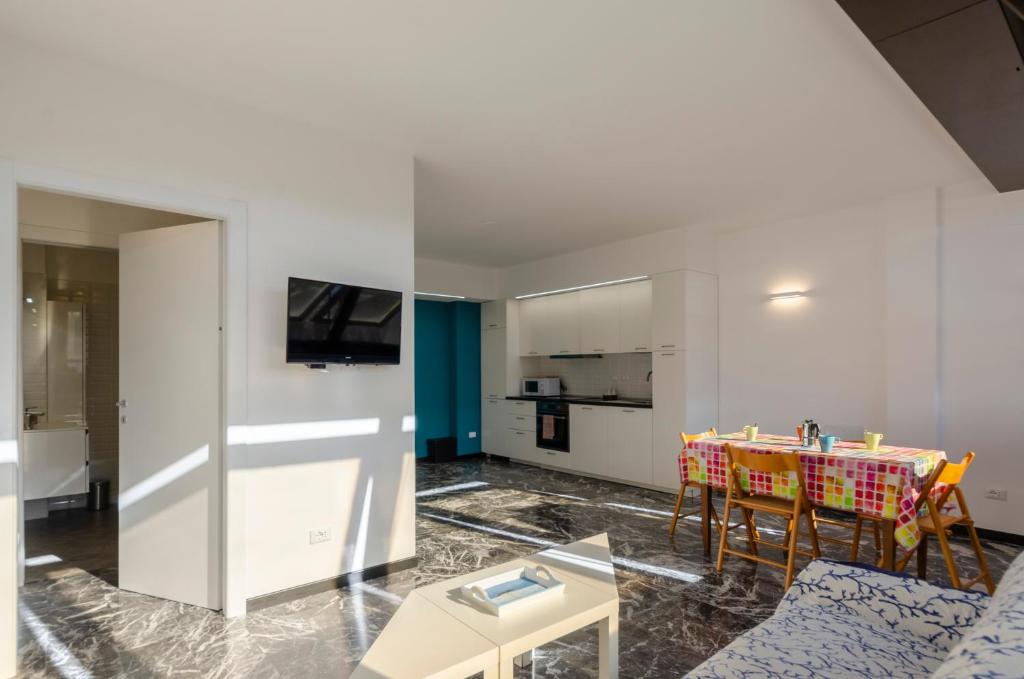 Kuchyňa alebo kuchynka v ubytovaní JOIVY Spacious Apt for 6, Near Train Station and Beach