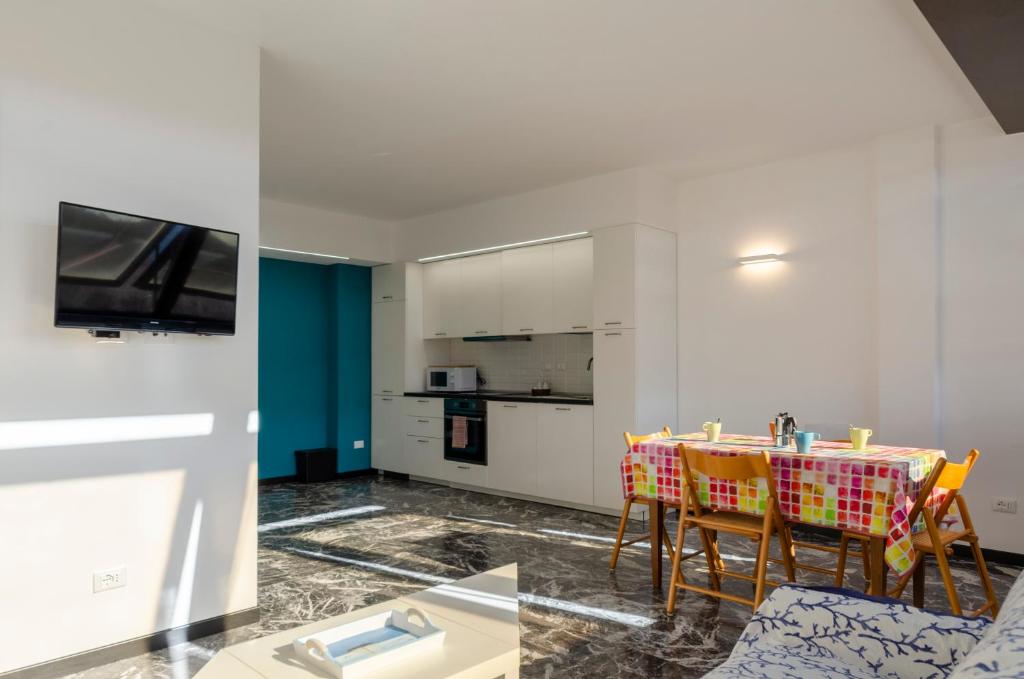 Kuchyňa alebo kuchynka v ubytovaní JOIVY Spacious Apt for 6, Near Train Station and Beach