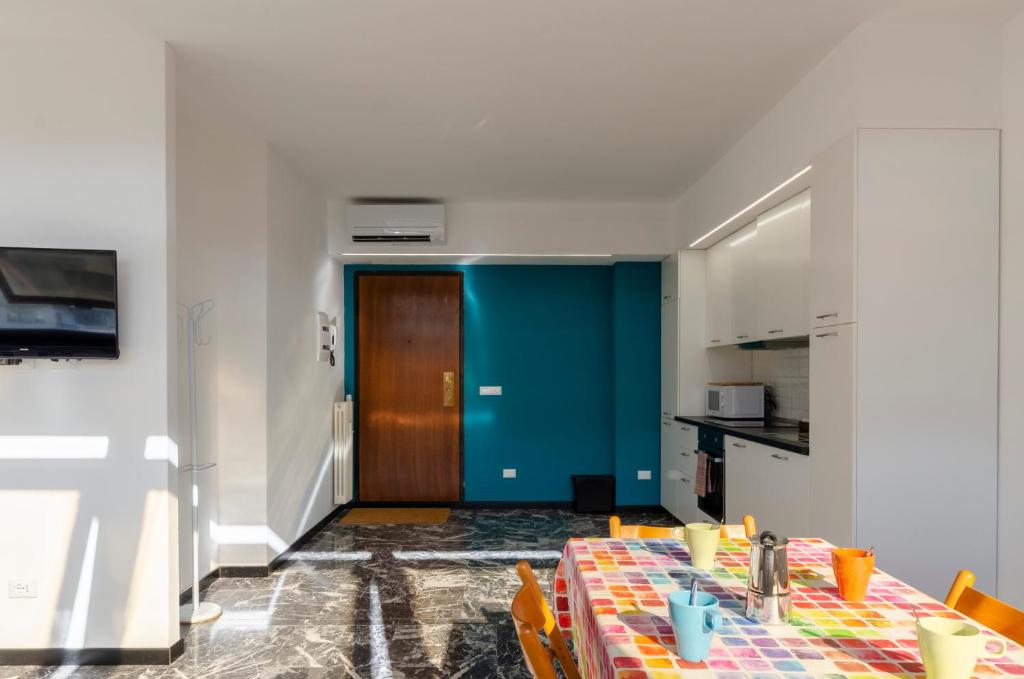 Kuchyňa alebo kuchynka v ubytovaní JOIVY Spacious Apt for 6, Near Train Station and Beach