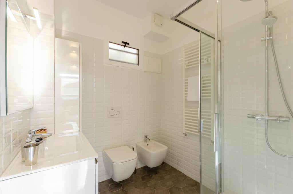 Kúpeľňa v ubytovaní JOIVY Spacious Apt for 6, Near Train Station and Beach