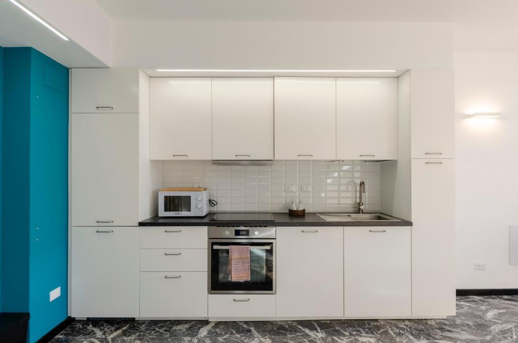 Kuchyňa alebo kuchynka v ubytovaní JOIVY Spacious Apt for 6, Near Train Station and Beach