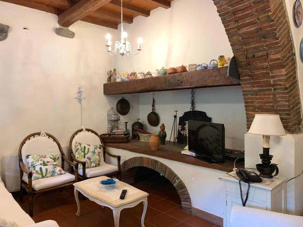 A seating area at Relax totale nel Bosco Lucca