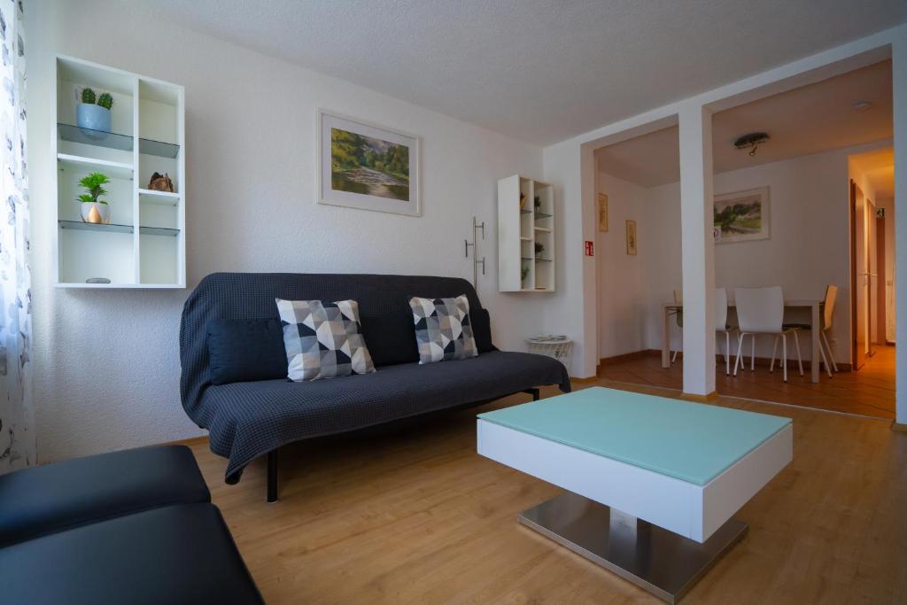 ein Wohnzimmer mit einem Sofa und einem Couchtisch in der Unterkunft Fewo Reutlingen Metzstraße OG 1 in Reutlingen