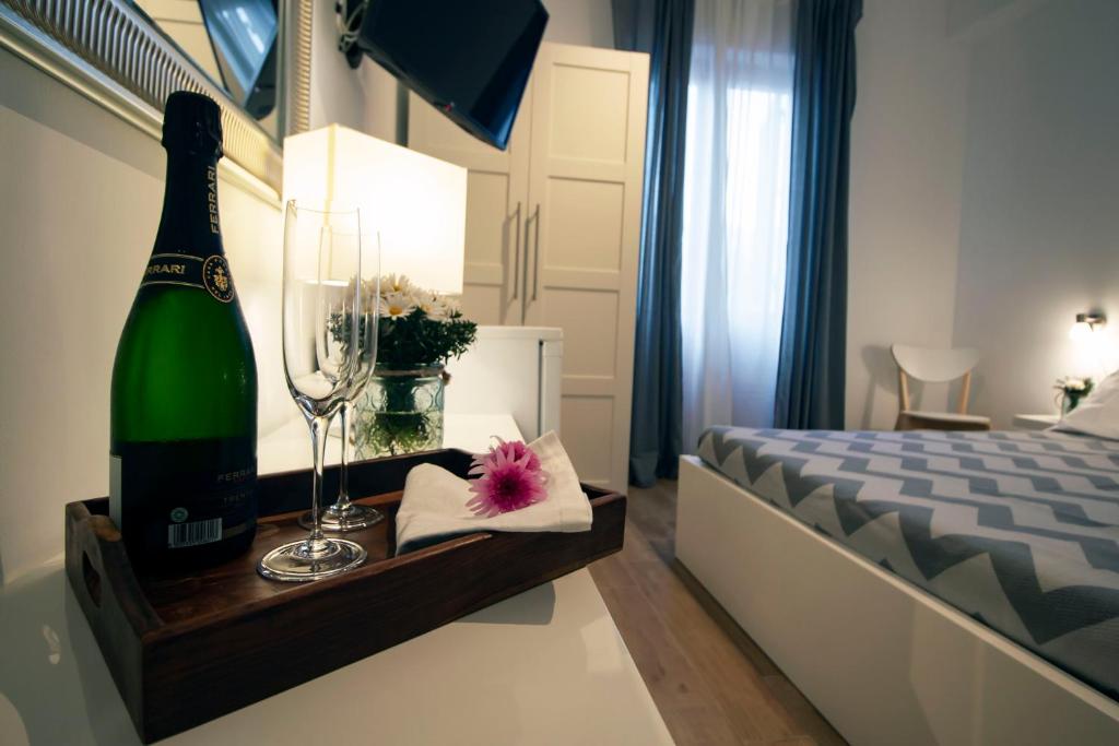 1 dormitorio con 1 botella de vino y 1 cama en T'Amo en Lipari