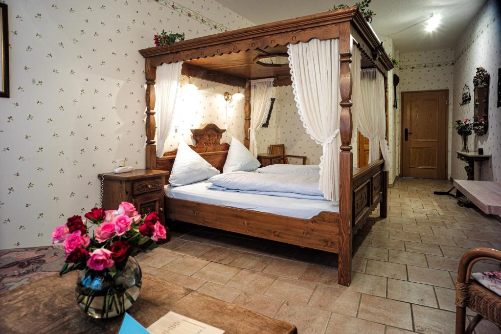 En eller flere senge i et værelse på Hotel Restaurant Wolfsschlucht GmbH