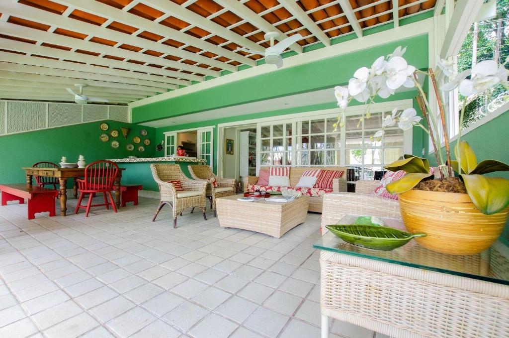  Casa em condomínio de alto padrão - Angra dos Reis