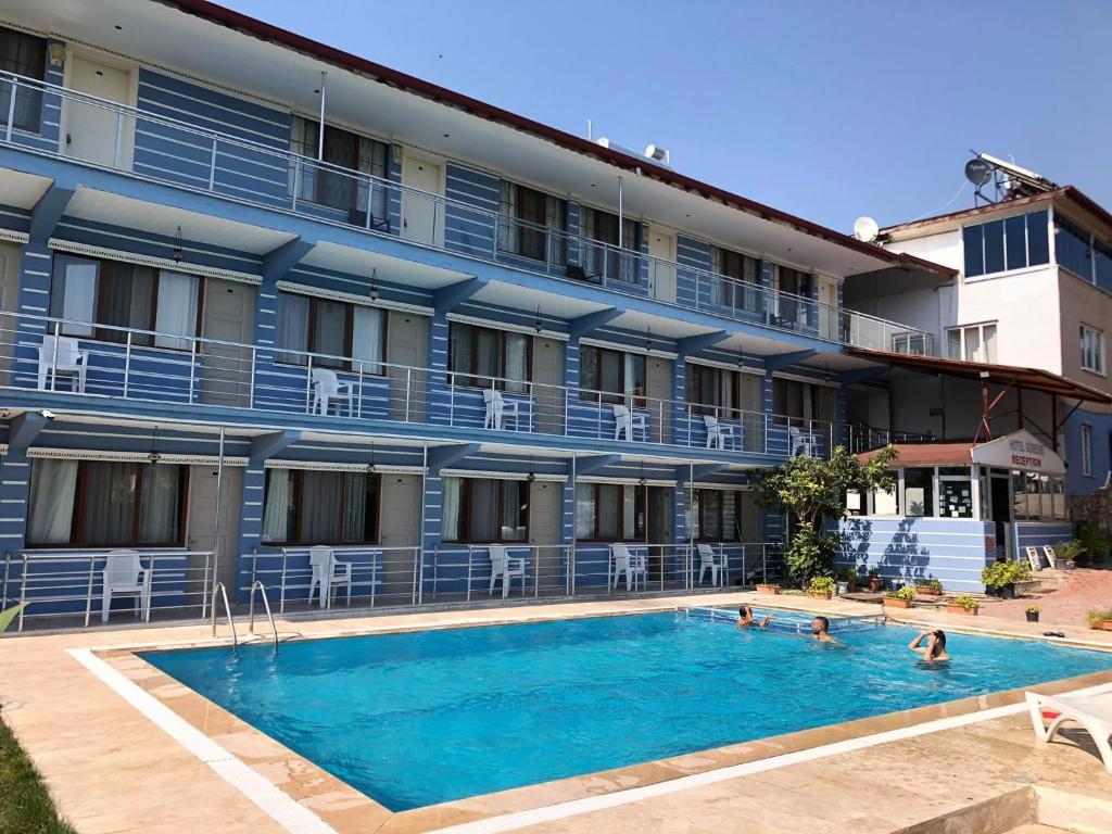 un hotel con piscina frente a un edificio en Hotel Goreme Sakura, en Pamukkale