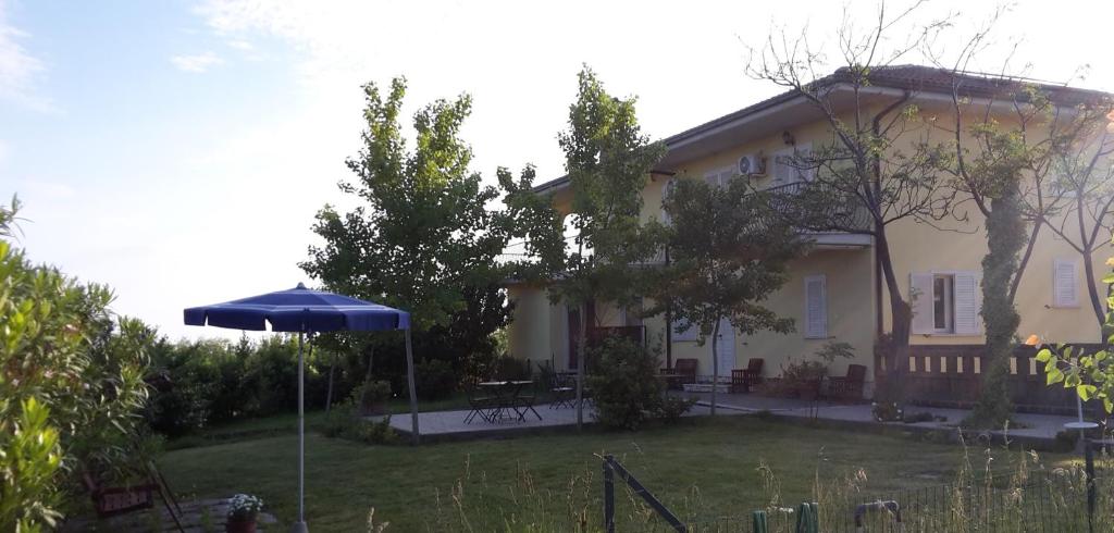 a house with an umbrella in the yard at Villa Marianna in Vasto