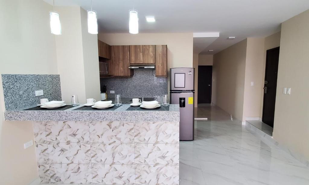 a kitchen with a counter top and a refrigerator at NCG SUITE Centro in Guayaquil