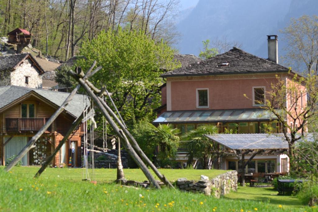 una grande casa con una statua in cortile di Centro Arte Cabbiolo a Cabbiolo