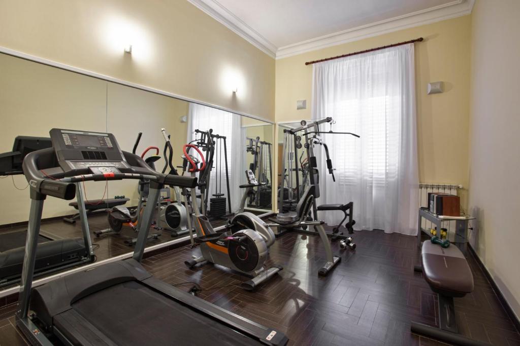Fitness centrum a/nebo fitness zařízení v ubytování Hotel Ambasciatori