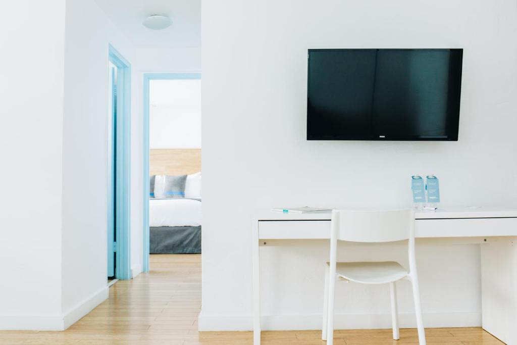 TV a/nebo společenská místnost v ubytování Aqua Hotel & Suites