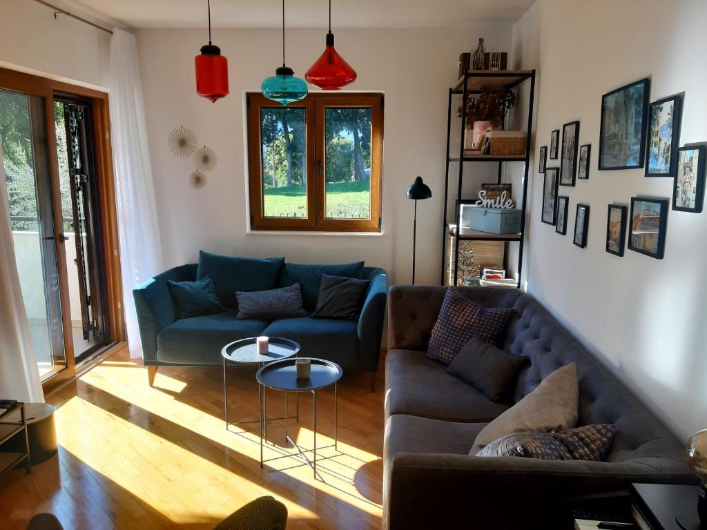uma sala de estar com um sofá e uma mesa em Green Bay em Baošići
