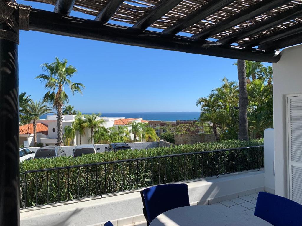 圣何塞德尔卡沃Ocean View Cabo Condo Create Memories!!的可欣赏海景的阳台