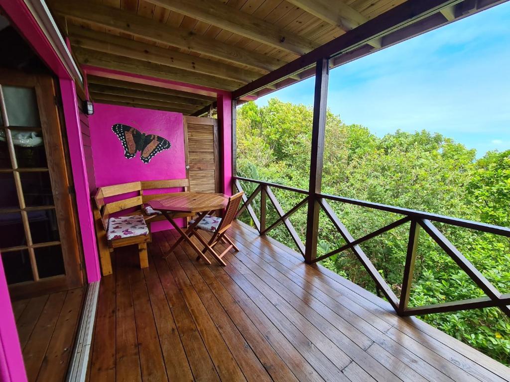 Balkón nebo terasa v ubytování Almost Paradise Cottage Retreats