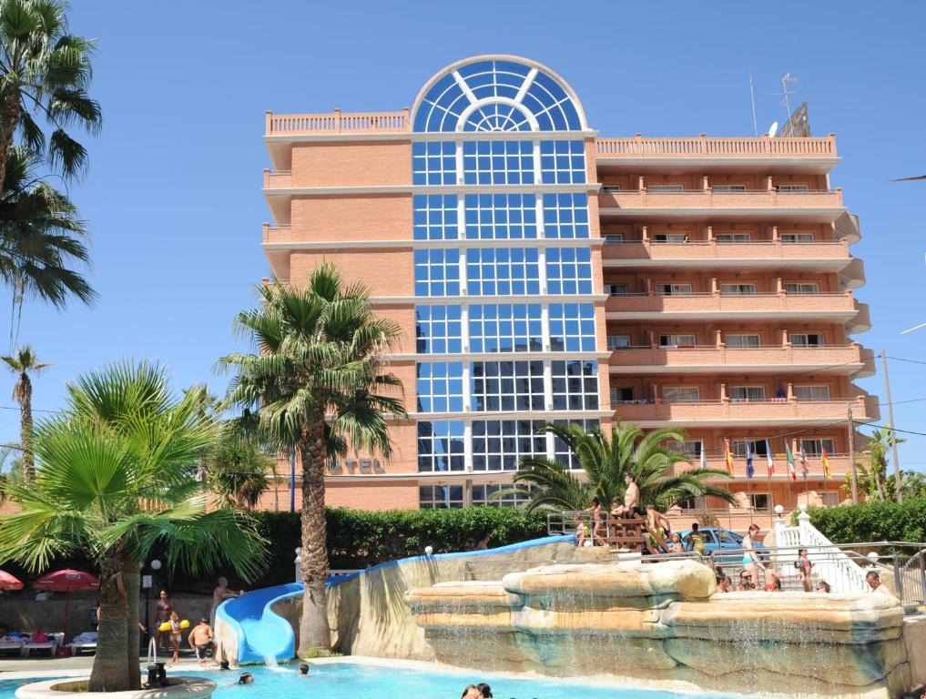 un complejo con un tobogán de agua y un hotel en Hotel Tropic, en Cala de Finestrat