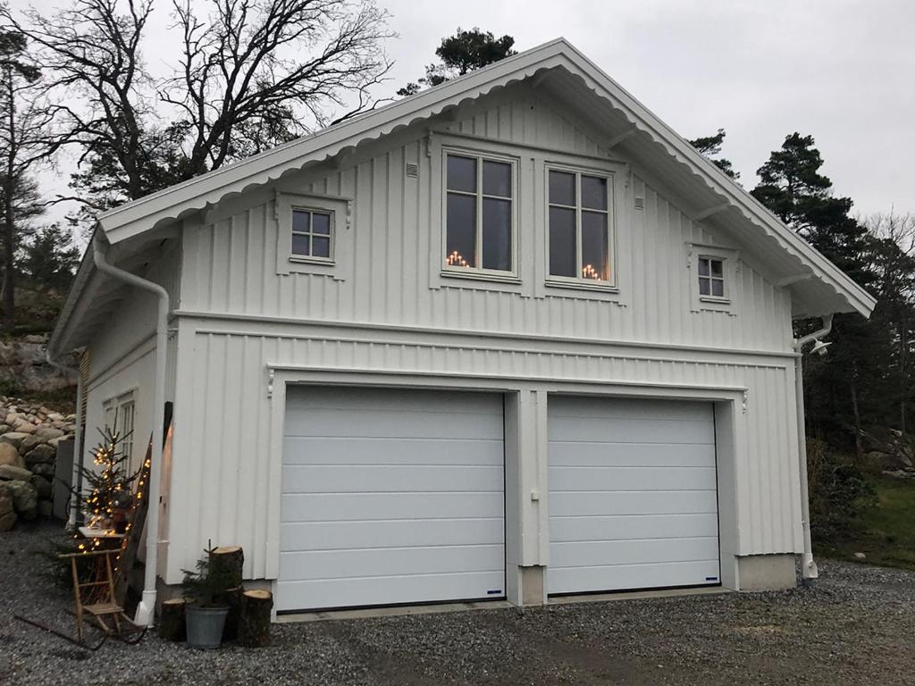 eine weiße Garage mit einem Fenster darüber in der Unterkunft Östernäs in Grebbestad